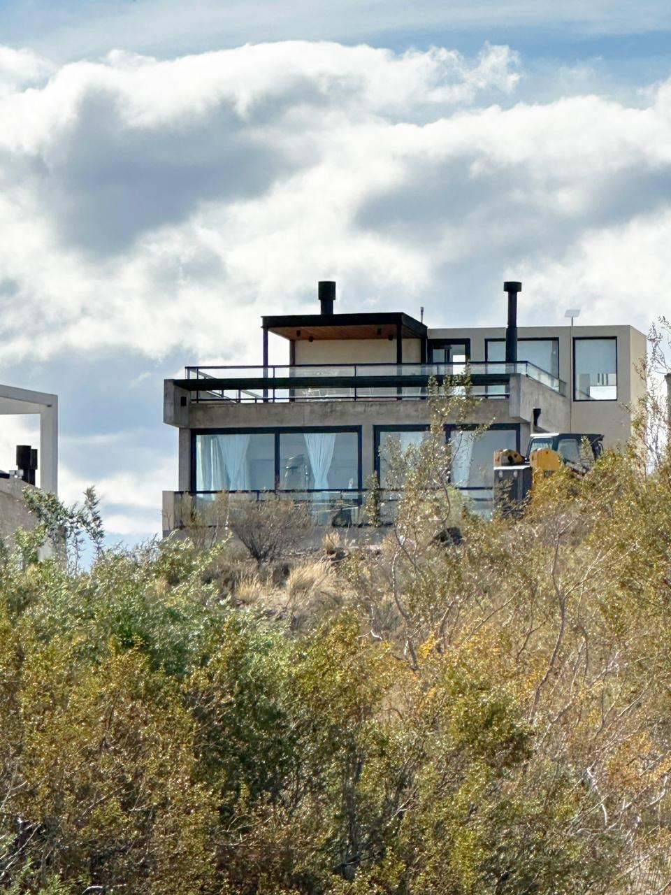 La casa asoma sobre el monte bajo de la estepa, fotografía de obra
