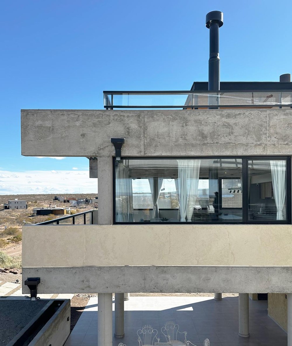 Nivel principal en hormigón visto, con la estepa de fondo, fotografía de obra