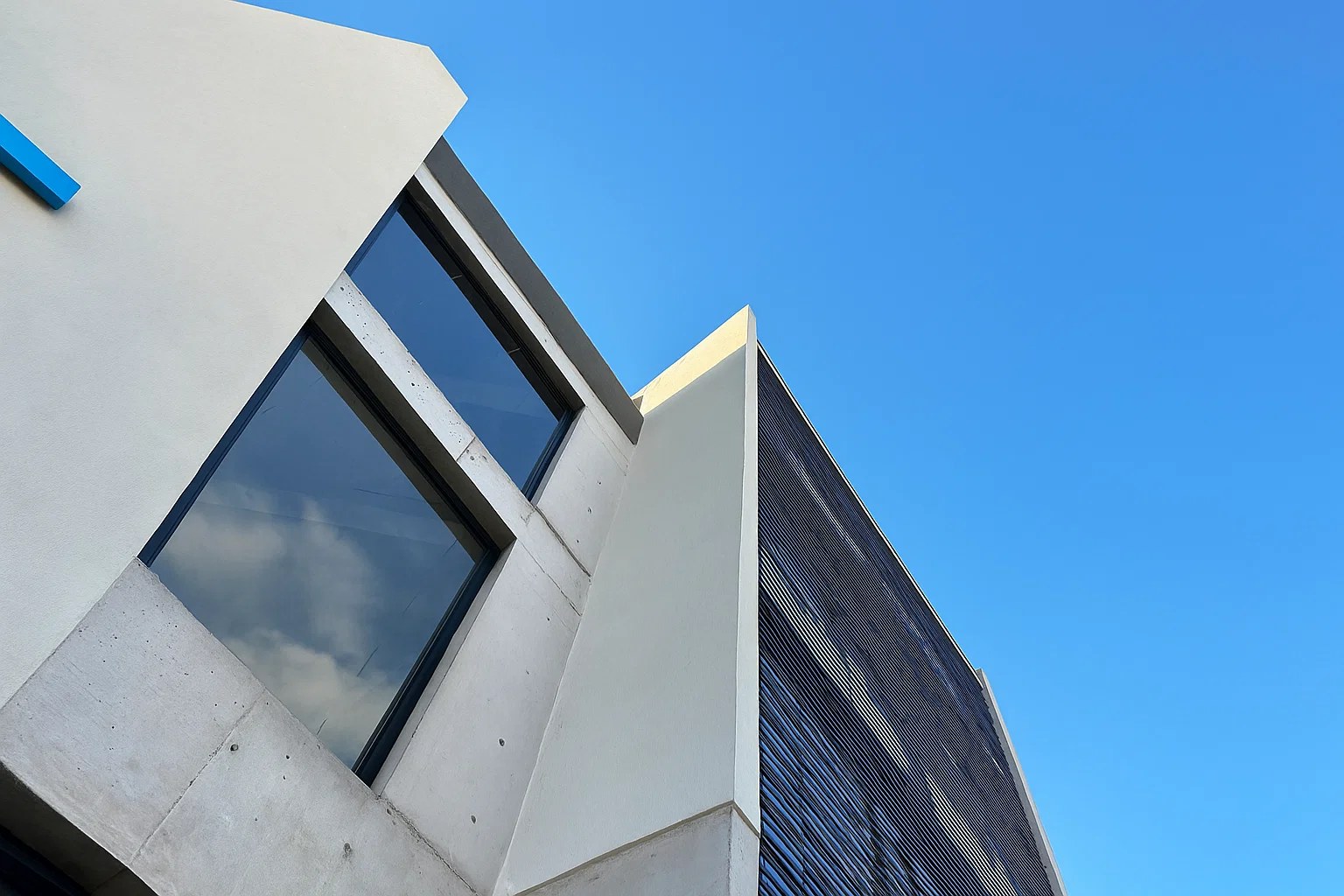 Detalle del muro inclinado y el ventanal, render del proyecto